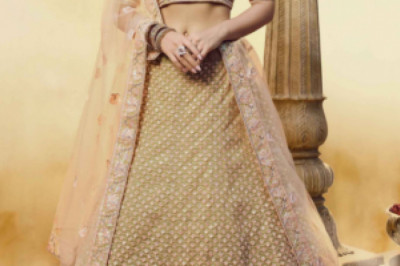 Buy Golden Pearl Soft Net Bridal Wear Lehenga Choli Online from EthnicPlus for ₹8699 | Golden Lehenga for Bride
